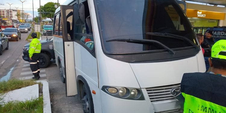 Operação ‘Transporte Legal’ apreende dois ônibus clandestinos na zona Leste de Manaus