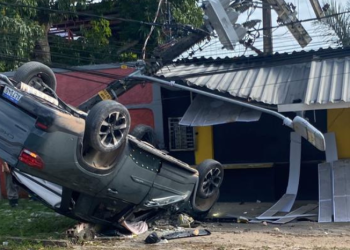 Caminhonete capota na estrada do Tarumã-Açu e deixa parte da região sem energia em Manaus