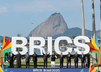 Trump ameaça países que se alinhem ao Brics com tarifa de 10%