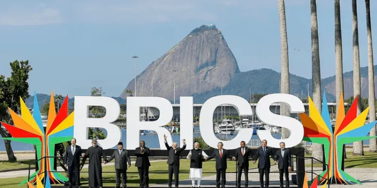 Trump ameaça países que se alinhem ao Brics com tarifa de 10%