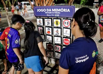 Detran-AM realiza ação educativa na Ponta Negra para conscientizar sobre os riscos no trânsito