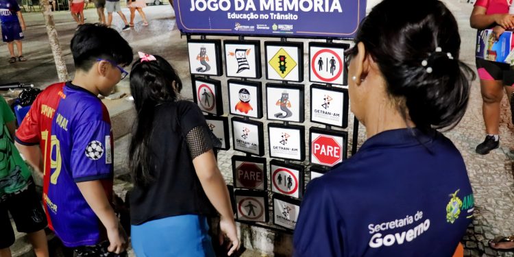 Detran-AM realiza ação educativa na Ponta Negra para conscientizar sobre os riscos no trânsito