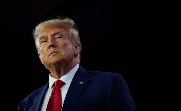 Trump assina “tarifaço” contra o Brasil e impõe taxa de 50% sobre importações