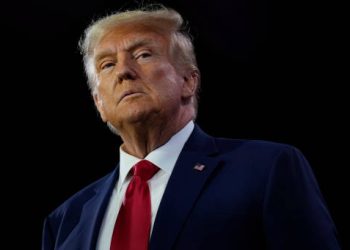 Trump assina “tarifaço” contra o Brasil e impõe taxa de 50% sobre importações