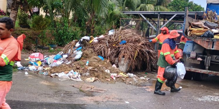 Prefeitura de Manaus desarticula mais de 20 lixeiras irregulares nesta sexta-feira chuvosa