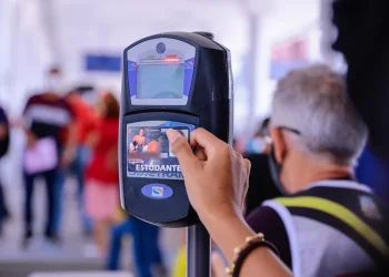 Lei que garante passe livre a estudantes da rede municipal vai à sanção do prefeito David Almeida