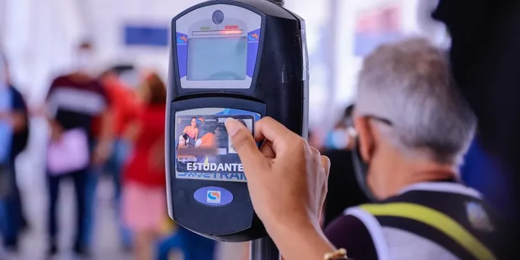 Lei que garante passe livre a estudantes da rede municipal vai à sanção do prefeito David Almeida