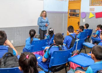 Cerca de 250 mil estudantes da rede municipal retornam às aulas em Manaus após recesso escolar
