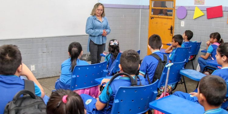 Cerca de 250 mil estudantes da rede municipal retornam às aulas em Manaus após recesso escolar