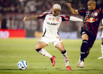 Com gol de Wesley, Flamengo vence RB Bragantino de virada pelo Brasileirão