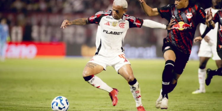 Com gol de Wesley, Flamengo vence RB Bragantino de virada pelo Brasileirão