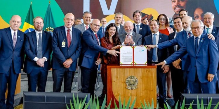 Lula assina decreto da TV 3.0; novo sistema deve começar em 2026