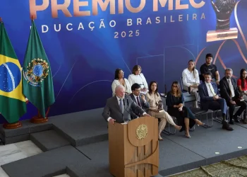 Evasão escolar é questão de Estado, diz Lula na entrega do Prêmio MEC