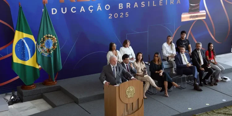 Evasão escolar é questão de Estado, diz Lula na entrega do Prêmio MEC