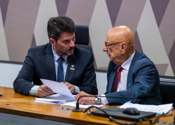 Marcos do Val é levado para colocar tornozeleira eletrônica