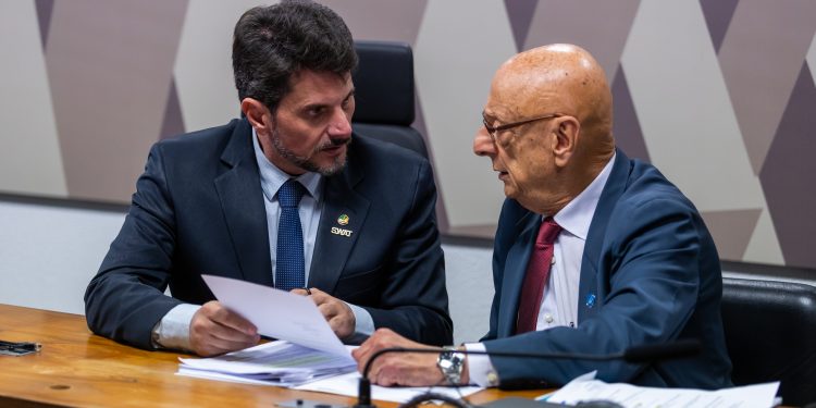 Marcos do Val é levado para colocar tornozeleira eletrônica