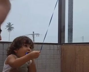 Família viraliza ao preparar despedida para chupeta de criança; VEJA