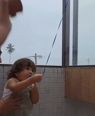 Família viraliza ao preparar despedida para chupeta de criança; VEJA