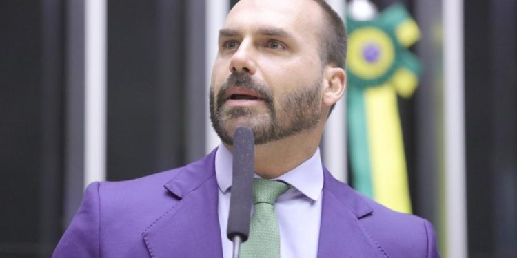 Motta envia pedido para cassar Eduardo Bolsonaro ao Conselho de Ética