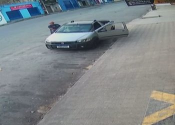 Vídeo: idoso de 77 anos é abandonado por irmão em calçada de mercado no Maranhão