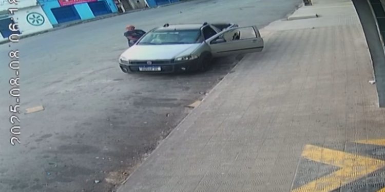 Vídeo: idoso de 77 anos é abandonado por irmão em calçada de mercado no Maranhão