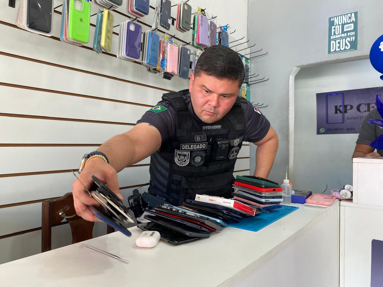 Operação RecuperaFone: PC-AM prende dono de assistência técnica com celular roubado