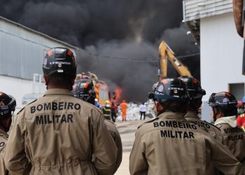 Governo do AM monta força-tarefa para combater incêndio de grandes proporções no Distrito Industrial II
