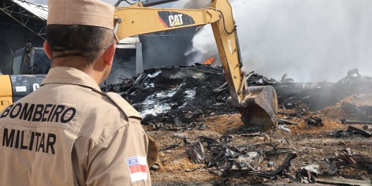 Em Manaus, Prefeitura mantém atuação integrada no combate ao incêndio e controle ambiental no Polo Industrial