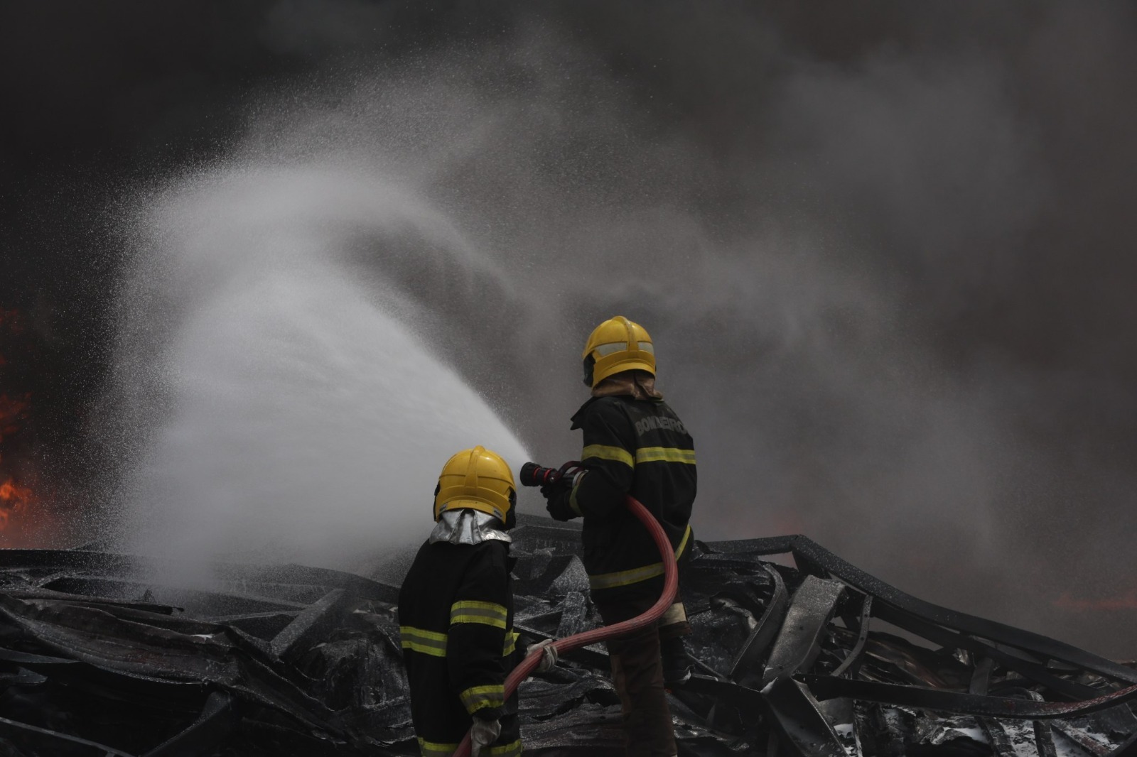 Governo do AM monta força-tarefa para combater incêndio de grandes proporções no Distrito Industrial II