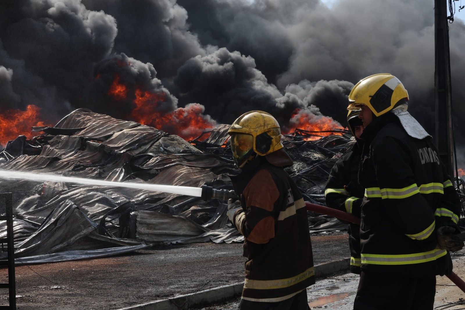 Governo do AM monta força-tarefa para combater incêndio de grandes proporções no Distrito Industrial II
