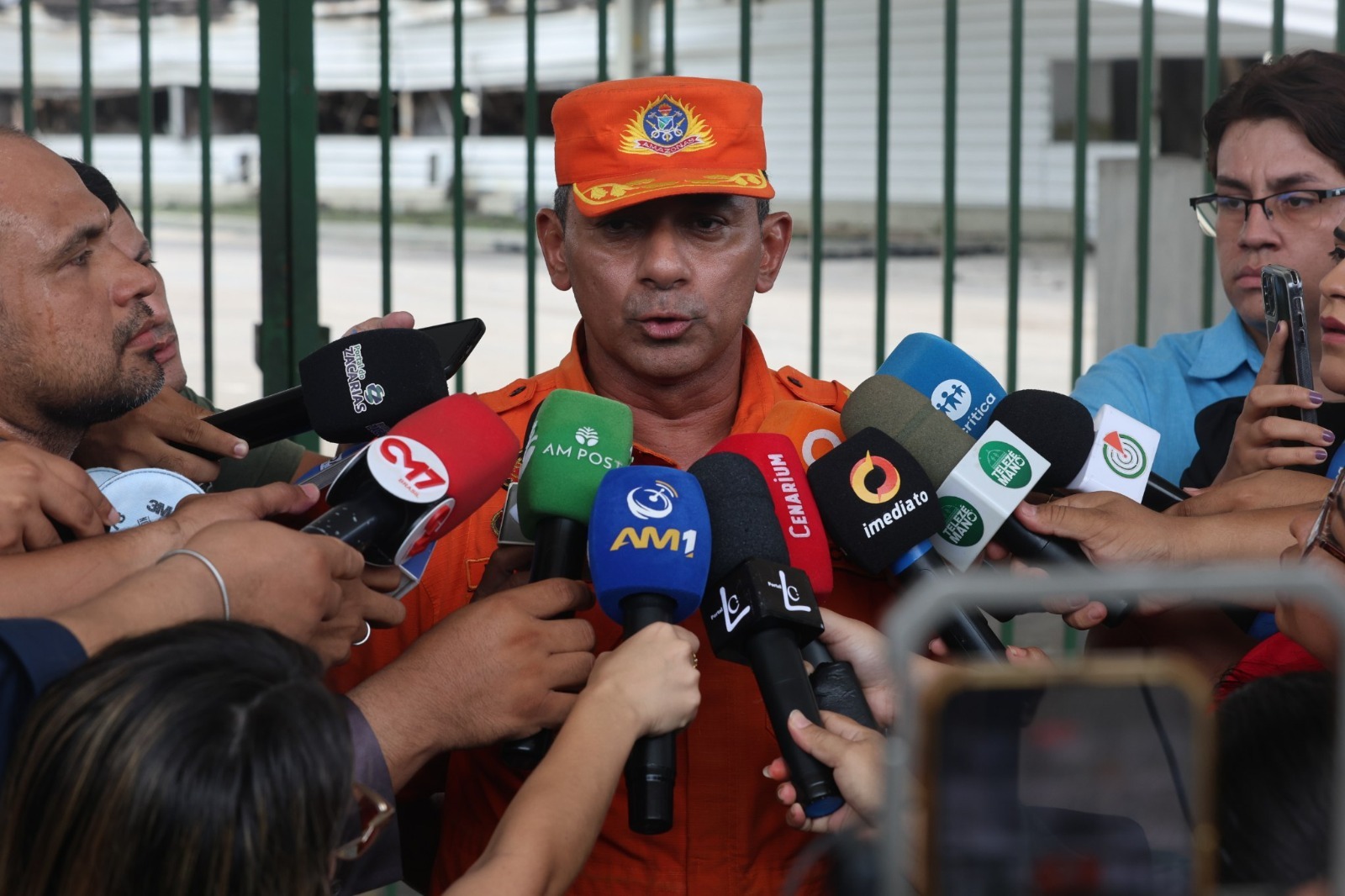 Governo do AM monta força-tarefa para combater incêndio de grandes proporções no Distrito Industrial II