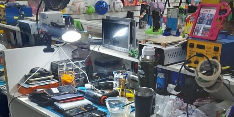 RecuperaFone: Seis pessoas foram presas por receptação qualificada e porte ilegal de arma de fogo na zona norte