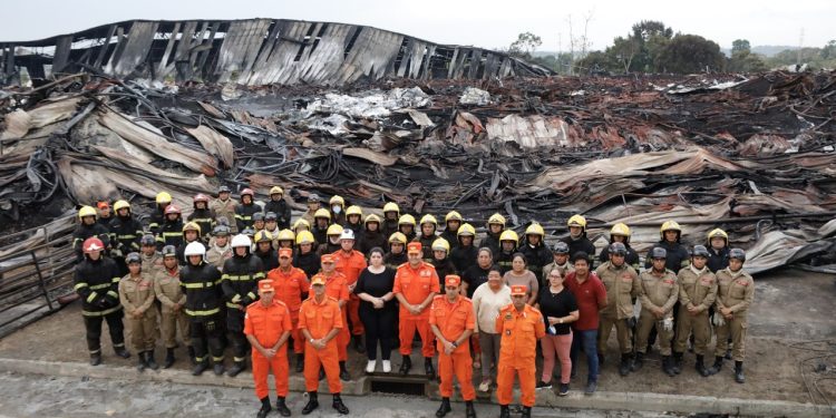 Corpo de Bombeiros Militar do Amazonas apresenta balanço da operação que extinguiu incêndio no Distrito II