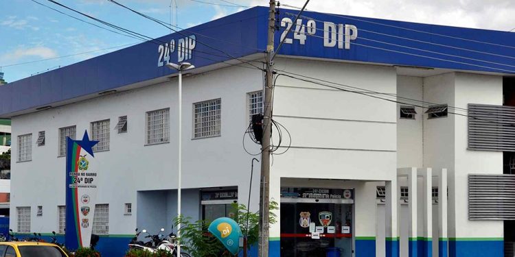 Dupla é presa por roubo avaliado em R$ 50 mil a turistas paranaenses no Centro Histórico de Manaus