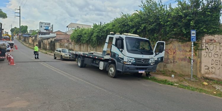 Operação 'Sucata' resulta em retirada de veículos na zona Oeste de Manaus