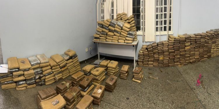 Fiscalização de trânsito apreende 580 tabletes de maconha no Colônia Terra Nova