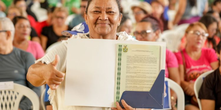 Regularização fundiária: mais de 20,8 mil famílias em Manaus recebem 600 títulos definitivos de propriedade