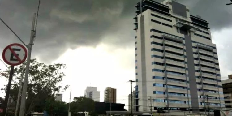 Manaus registra queda de temperatura e chuvas leves com chegada de friagem