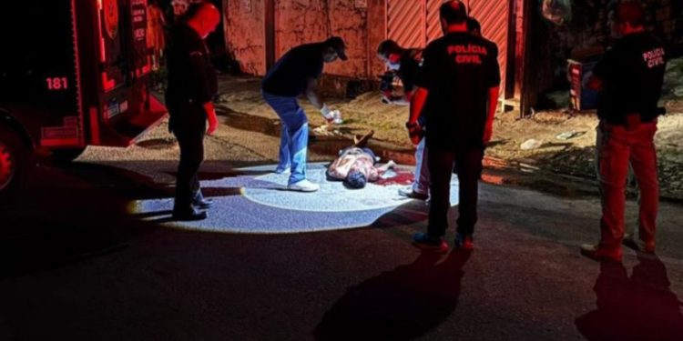 Noite de horror: trio de assaltantes enfrenta a fúria de moradores e um é linchado em Manaus