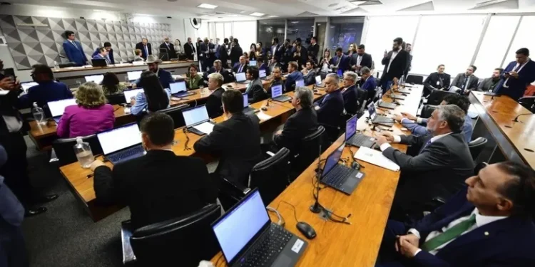 Escândalo do INSS: oposição elege presidente e relator da CPMI