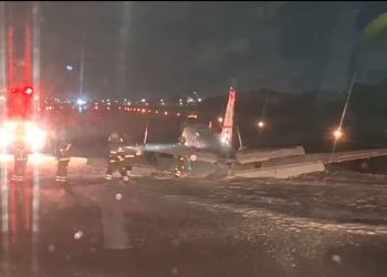 Vídeos: aeronave faz pouso forçado em Manaus após pane no trem de pouso