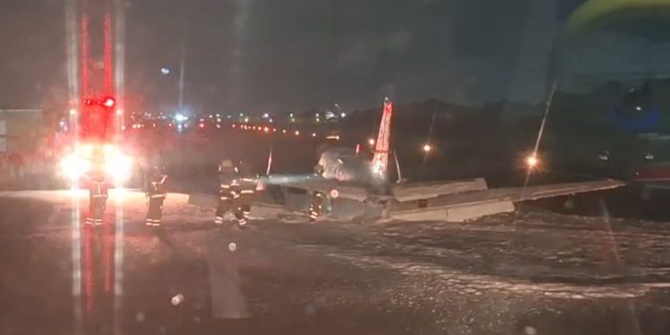 Vídeos: aeronave faz pouso forçado em Manaus após pane no trem de pouso