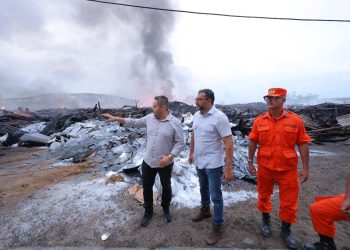 Wilson Lima acompanha ações no combate ao maior incêndio industrial da história de Manaus