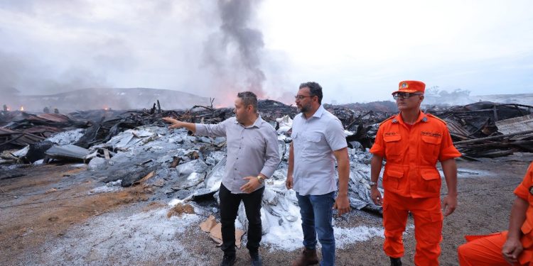 Wilson Lima acompanha ações no combate ao maior incêndio industrial da história de Manaus
