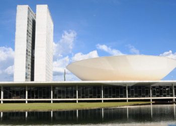 Câmara pauta projeto que regula redes sociais para crianças