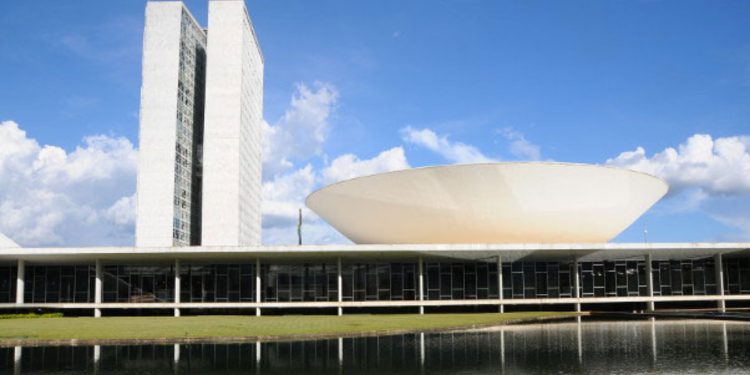 Câmara pauta projeto que regula redes sociais para crianças