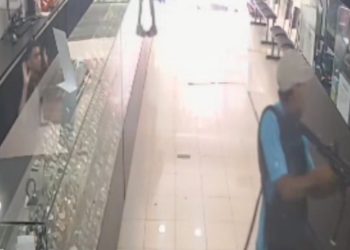 Vídeos: criminosos assaltam loja no Centro de Manaus; um deles usava uma submetralhadora