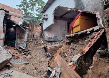 Duas casas desabam e mulher fica ferida durante forte chuva em Manaus