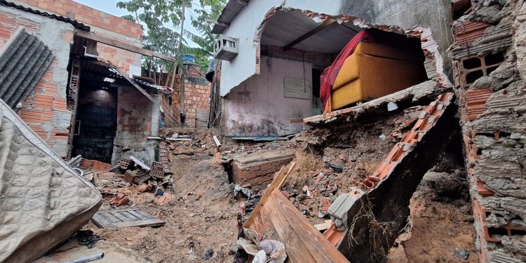 Duas casas desabam e mulher fica ferida durante forte chuva em Manaus