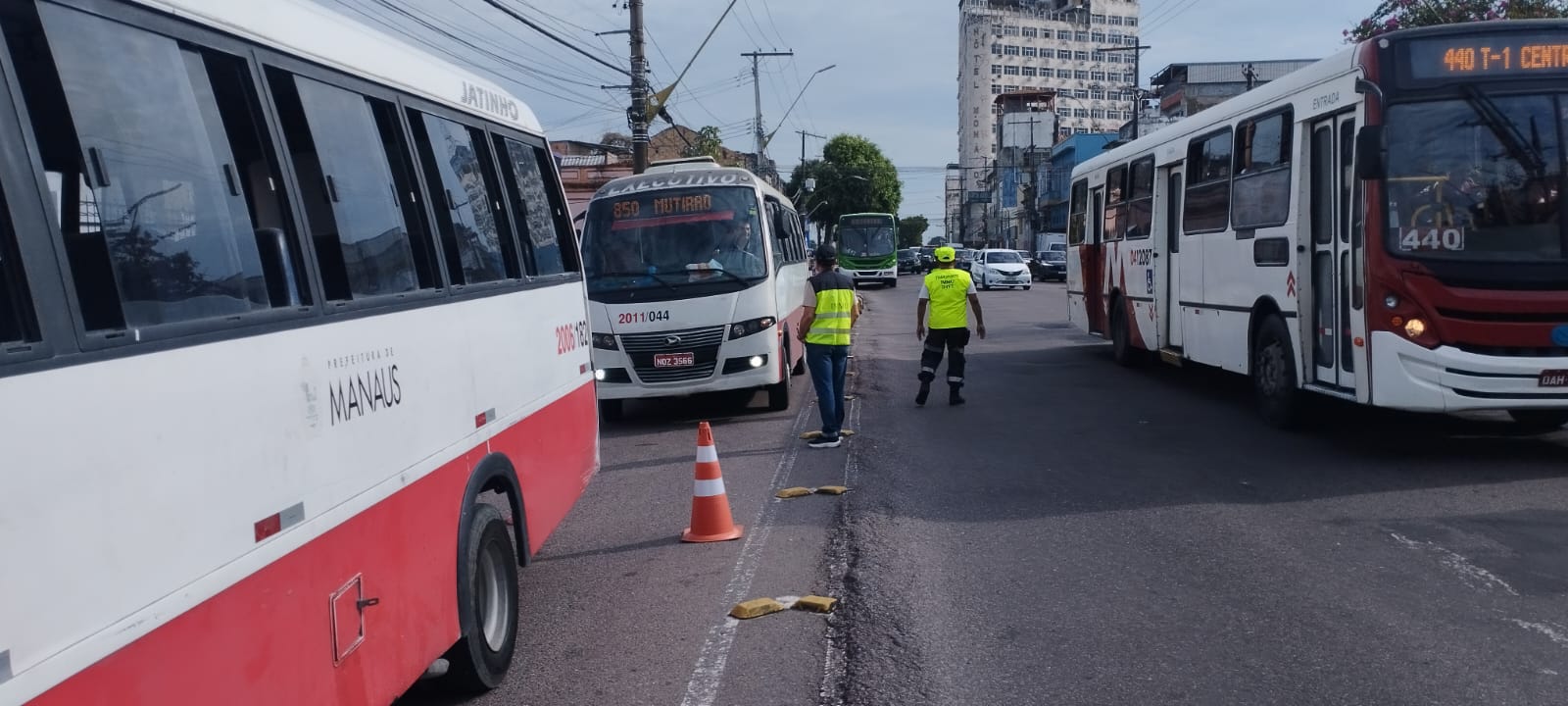 Micro-ônibus com risco de incêndio é apreendido pela Prefeitura de Manaus